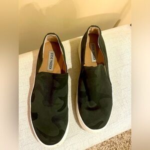 Steve Madden Zayna Camo Slipon sneakers, size 8.5
